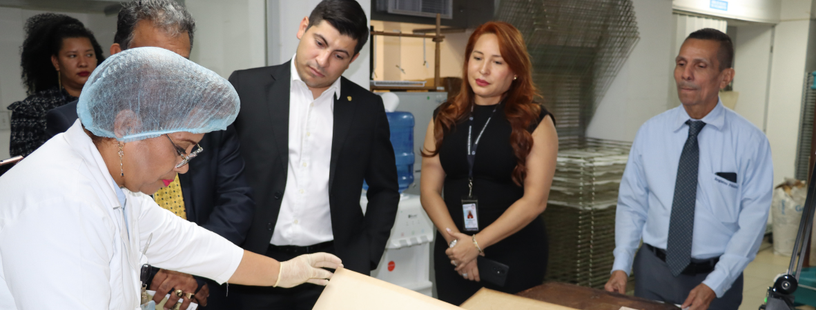 Diputados conocen los procesos de restauración y digitalización que realiza el Archivo Nacional